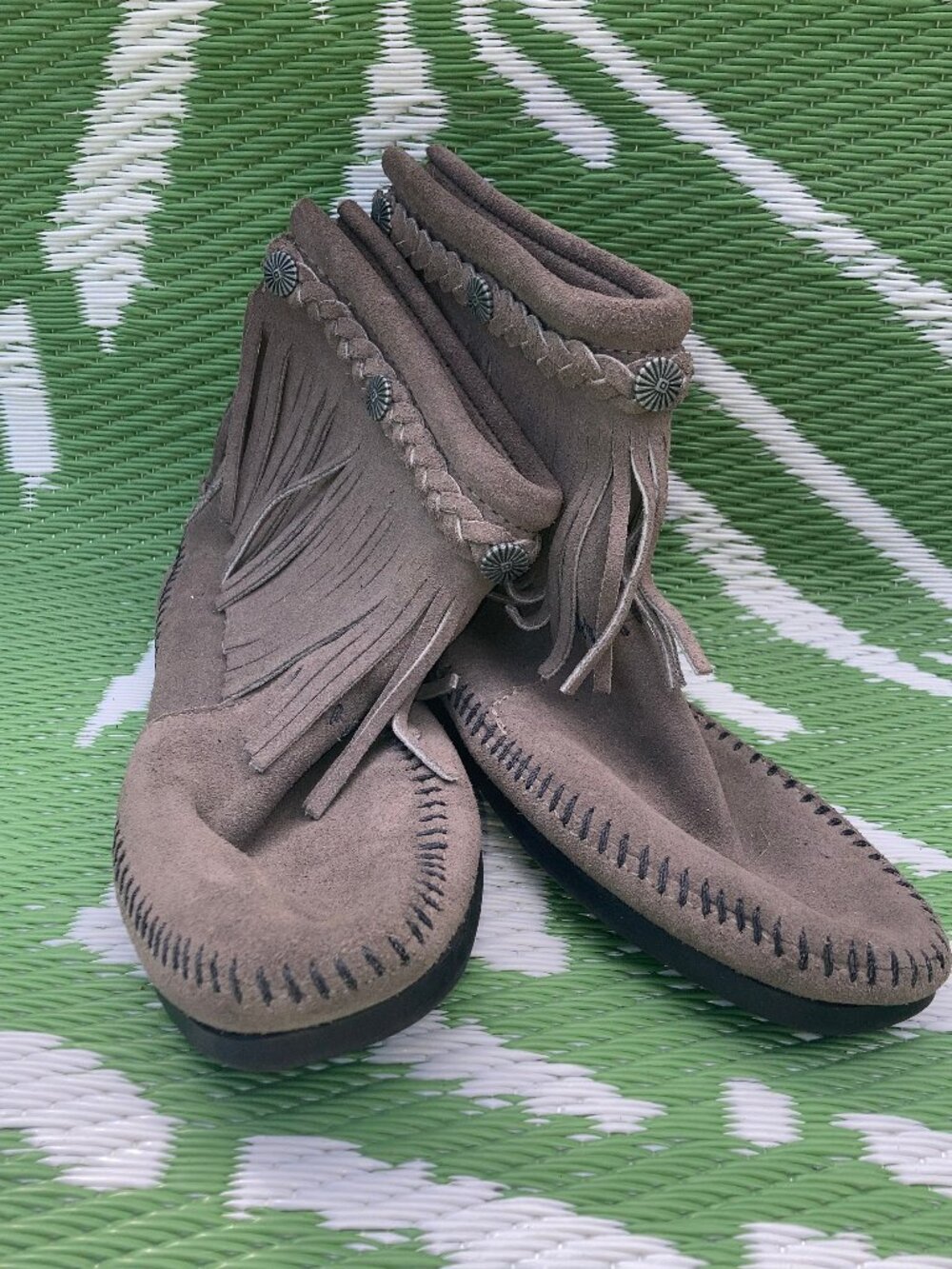 Minnetonka 291T Size 6 Grey Moccasin Boots 183906 001 1